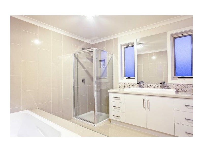 4 Oxford Terrace, Strathdale VIC 3550