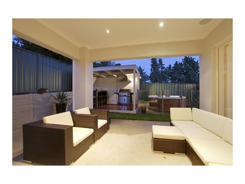 4 Oxford Terrace, Strathdale VIC 3550