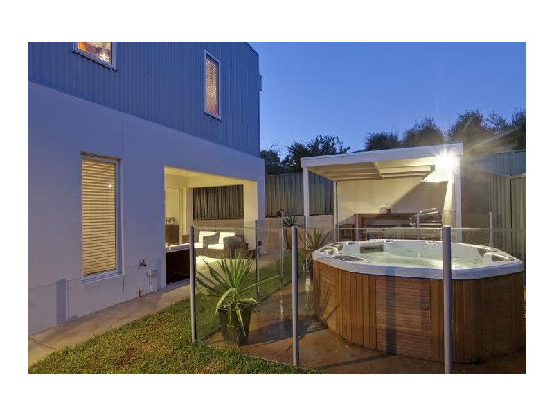 4 Oxford Terrace, Strathdale VIC 3550