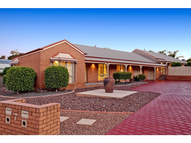 1/7 Paperbark Court, Strathdale VIC 3550