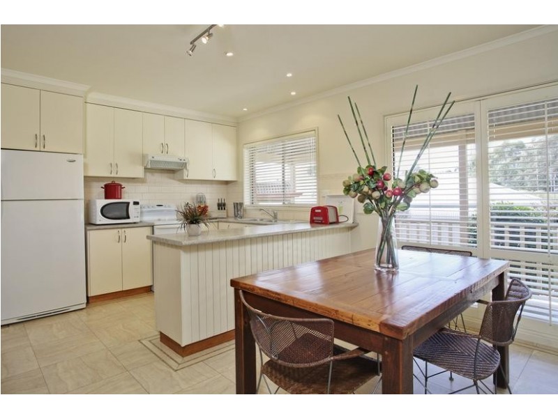 2/7 Paperbark Court, Strathdale VIC 3550