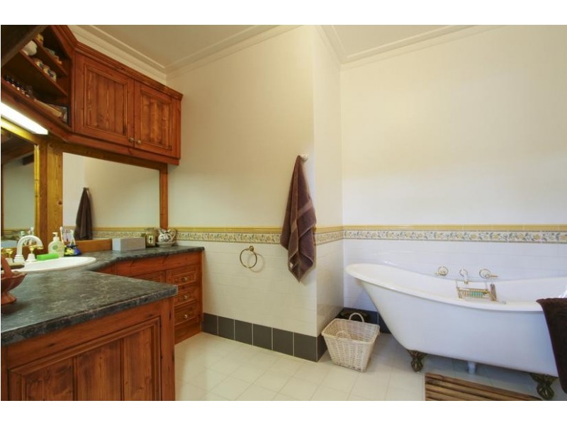 34 Peel Street, Quarry Hill VIC 3550