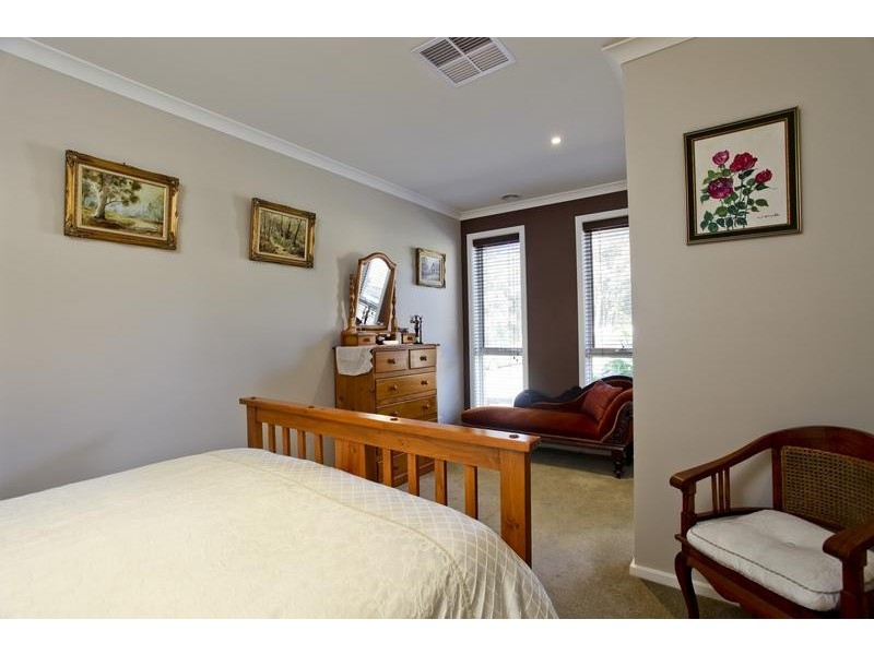 5 Bramley Place, Kennington VIC 3550