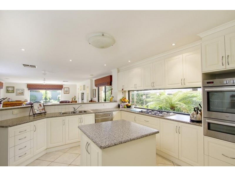 33 Brentwood Boulevard, Strathfieldsaye VIC 3551