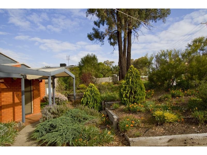 23 Howell Crescent, Kangaroo Flat VIC 3555