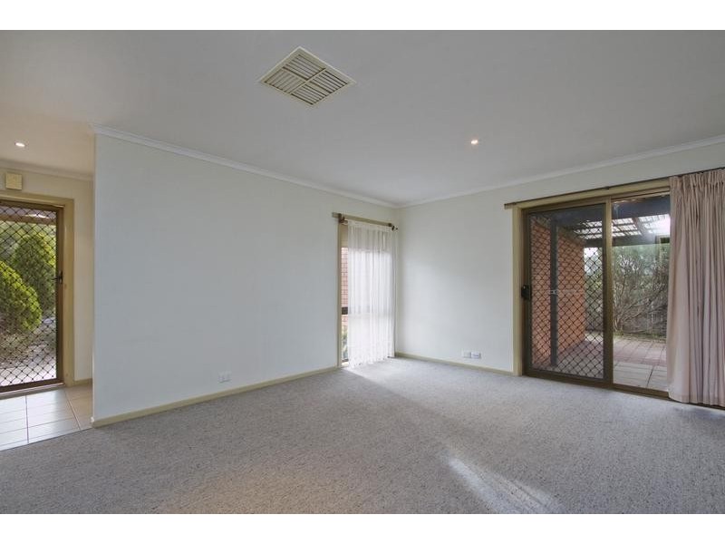 23 Howell Crescent, Kangaroo Flat VIC 3555