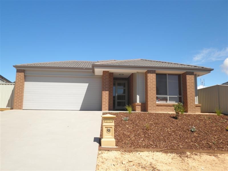 14 Tununga Circuit, Kangaroo Flat VIC 3555