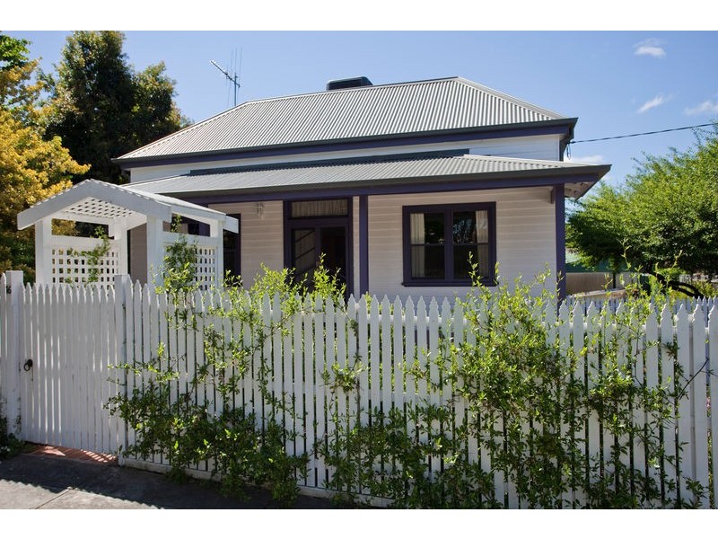 16 Rowcliffe Street, Quarry Hill VIC 3550