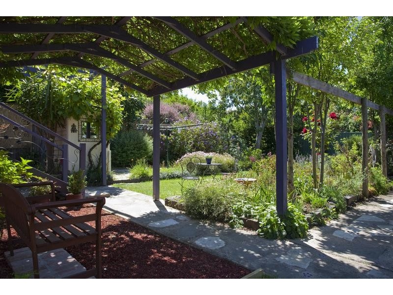 16 Rowcliffe Street, Quarry Hill VIC 3550