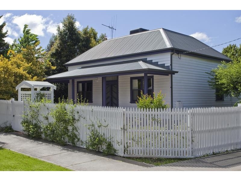 16 Rowcliffe Street, Quarry Hill VIC 3550