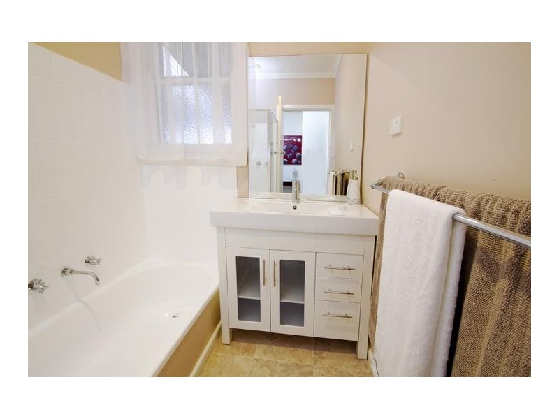 11 Helm Street, Kangaroo Flat VIC 3555