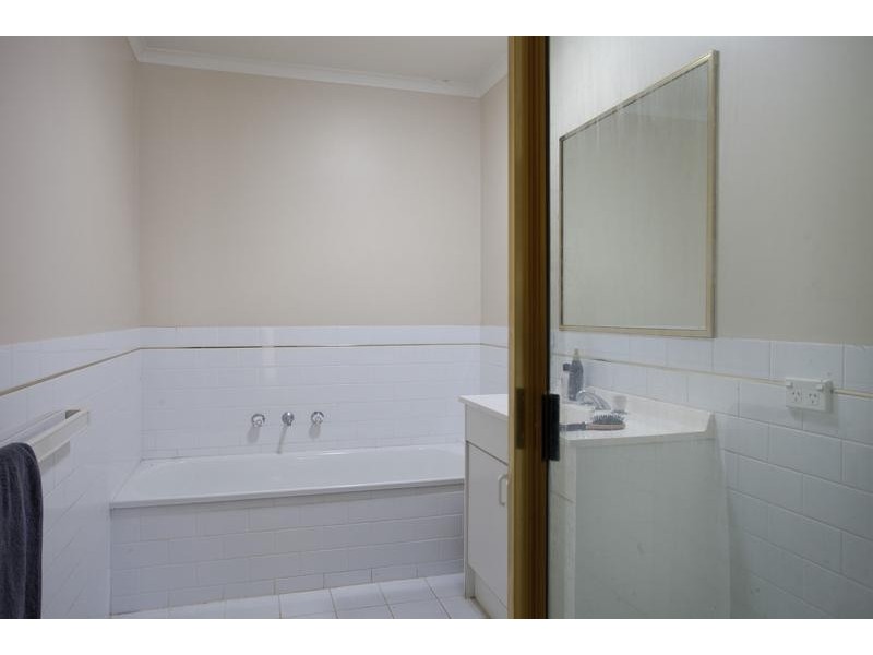 1/18 Annabell Court, Spring Gully VIC 3550