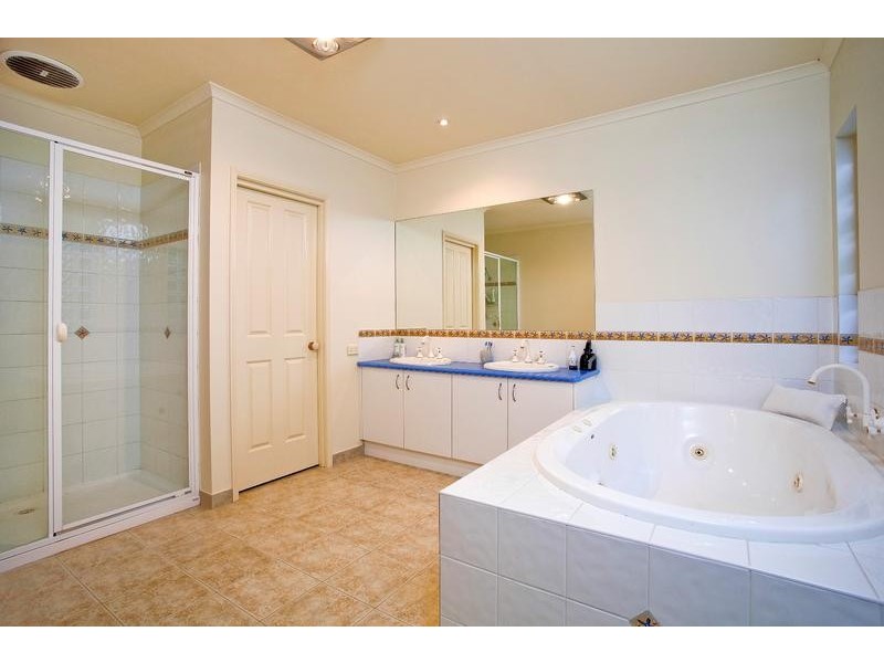 8 Currawong Court, Kennington VIC 3550