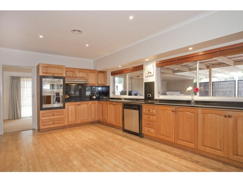 8 Cairinini Court, Strathdale VIC 3550