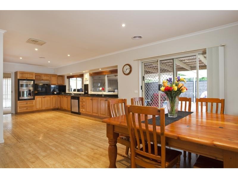 8 Cairinini Court, Strathdale VIC 3550