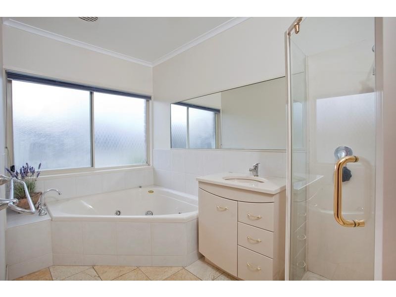 8 Cairinini Court, Strathdale VIC 3550