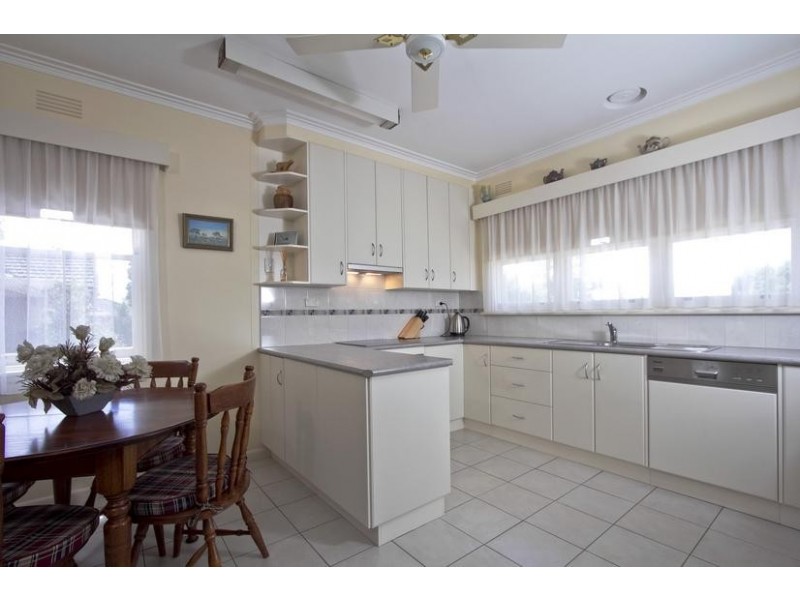 8 Beischer Street, Strathdale VIC 3550