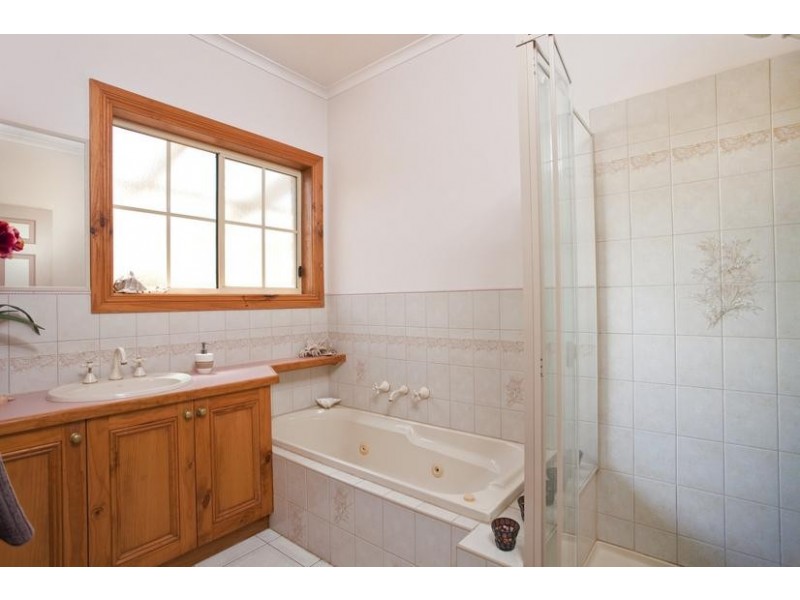 16 Greenwood Drive, Strathdale VIC 3550