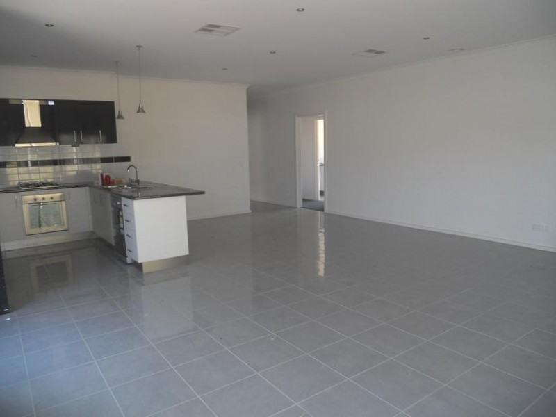 34 Barnett Drive, Kangaroo Flat VIC 3555