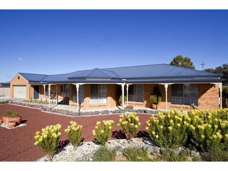 14 Bowles Road, Epsom VIC 3551