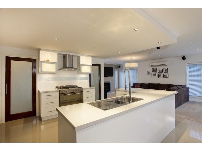 4 Oxford Terrace, Strathdale VIC 3550