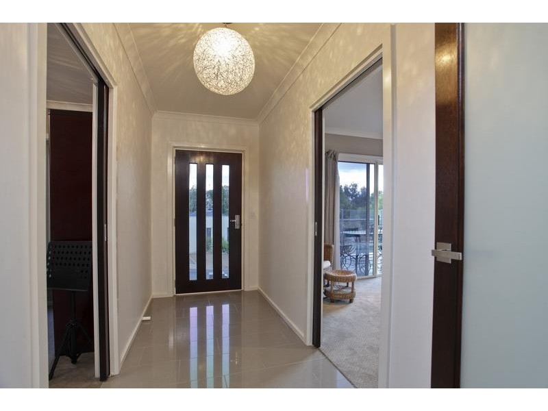 4 Oxford Terrace, Strathdale VIC 3550