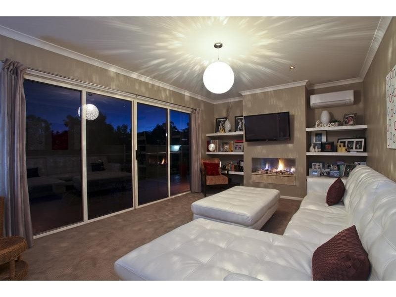 4 Oxford Terrace, Strathdale VIC 3550