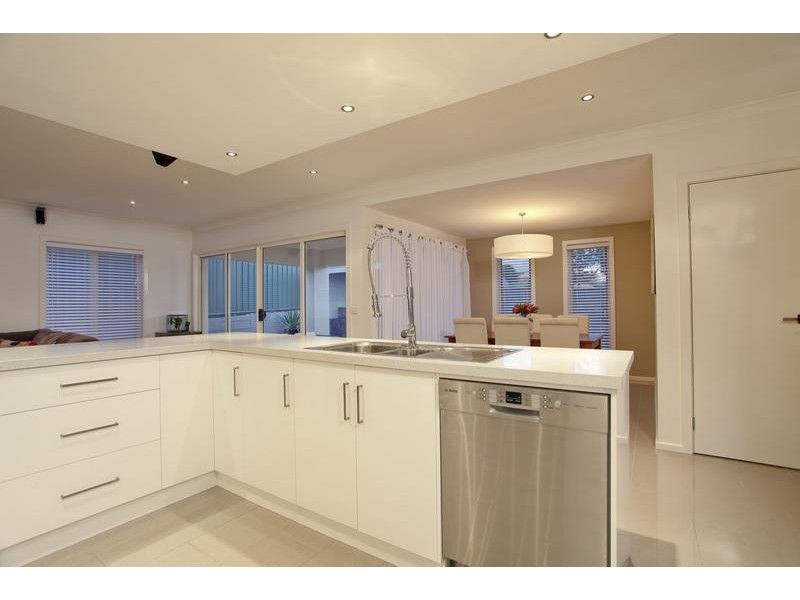 4 Oxford Terrace, Strathdale VIC 3550