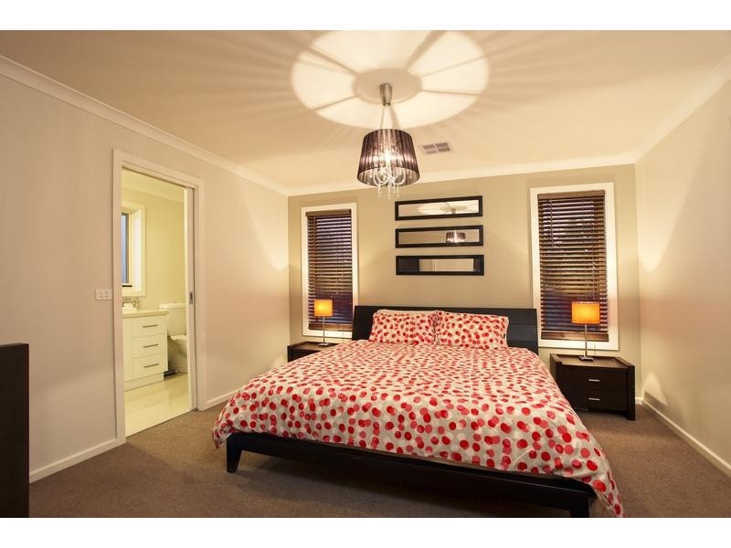 4 Oxford Terrace, Strathdale VIC 3550