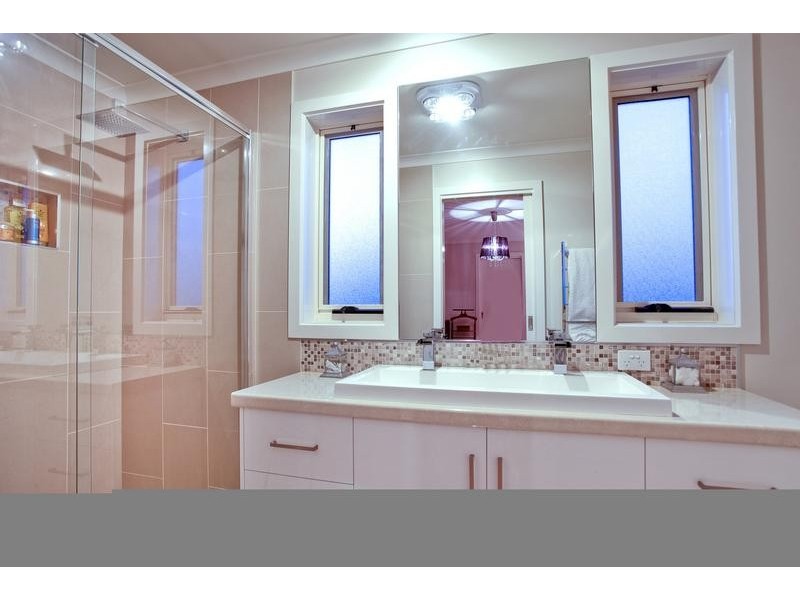 4 Oxford Terrace, Strathdale VIC 3550