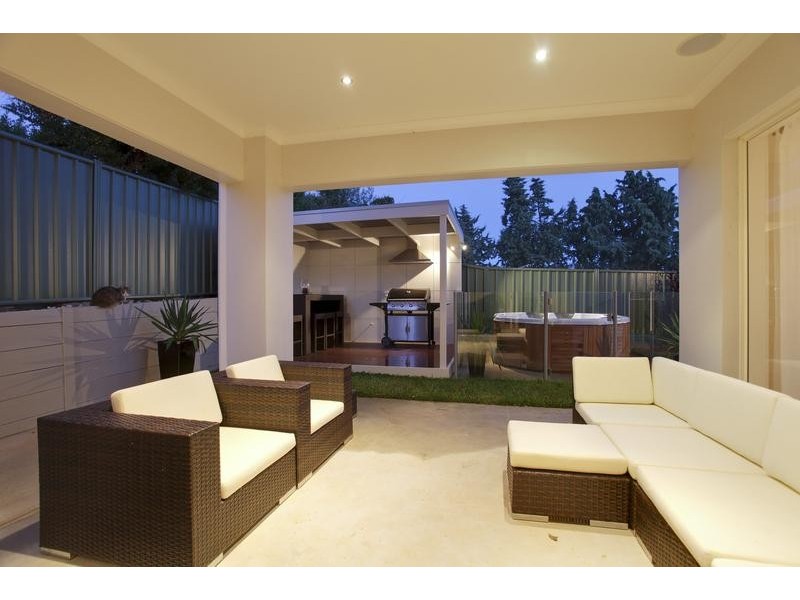 4 Oxford Terrace, Strathdale VIC 3550