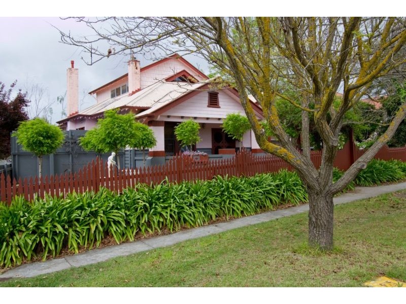 11 Rowcliffe Street, Quarry Hill VIC 3550