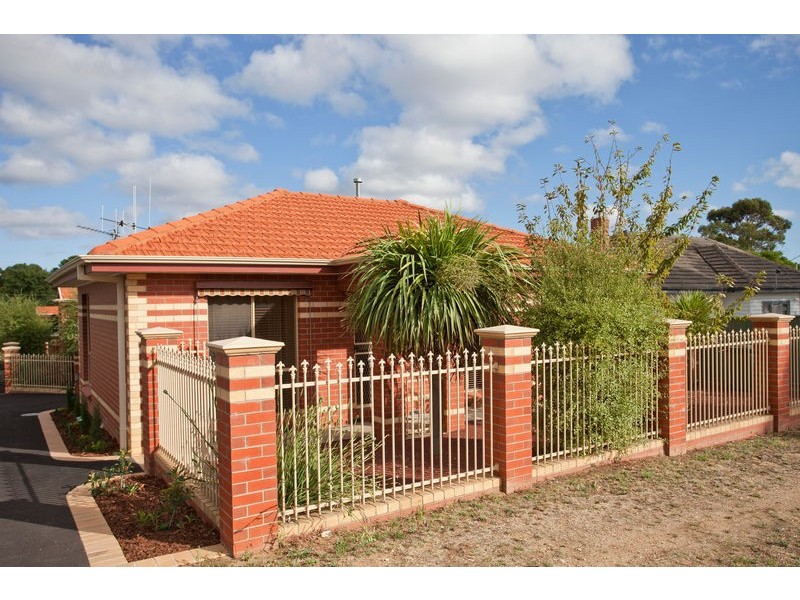 2/17 Bobs Street, White Hills VIC 3550