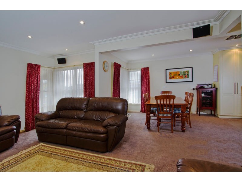 8 Retreat Road, Flora Hill VIC 3550