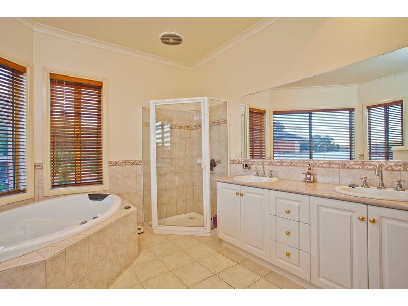 9 Currawong Court, Kennington VIC 3550