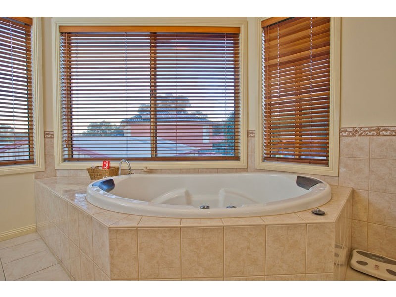 9 Currawong Court, Kennington VIC 3550