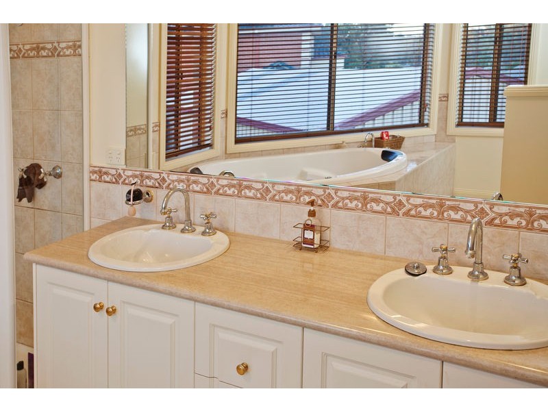 9 Currawong Court, Kennington VIC 3550