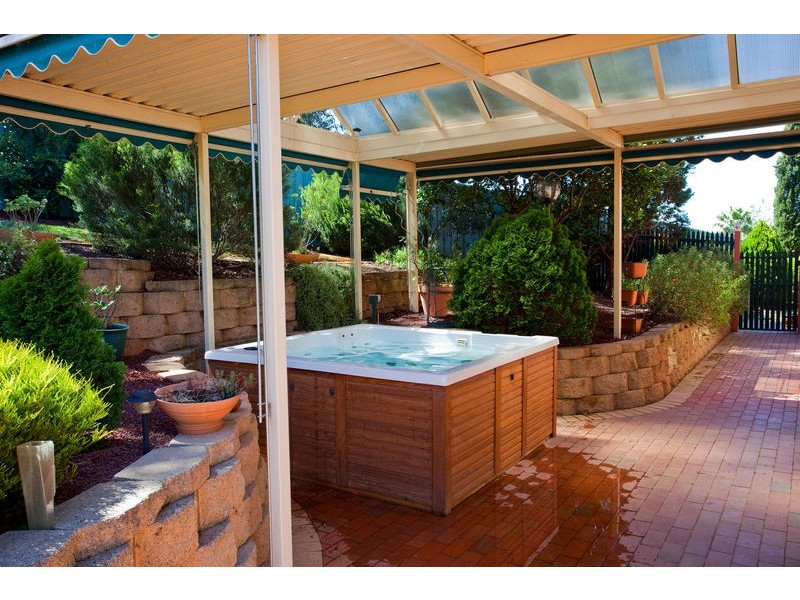 8A Roslyn Court, Strathdale VIC 3550