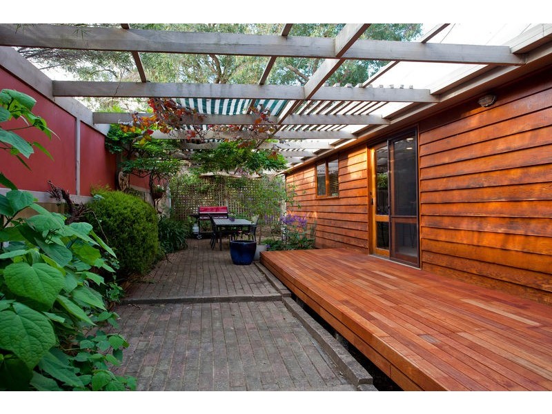 8 Lowe Street, Kangaroo Flat VIC 3555