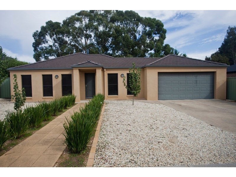 15 Grenoble Close, Spring Gully VIC 3550