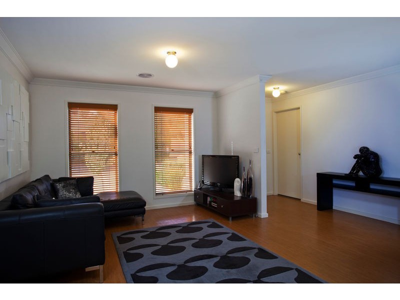 15 Grenoble Close, Spring Gully VIC 3550