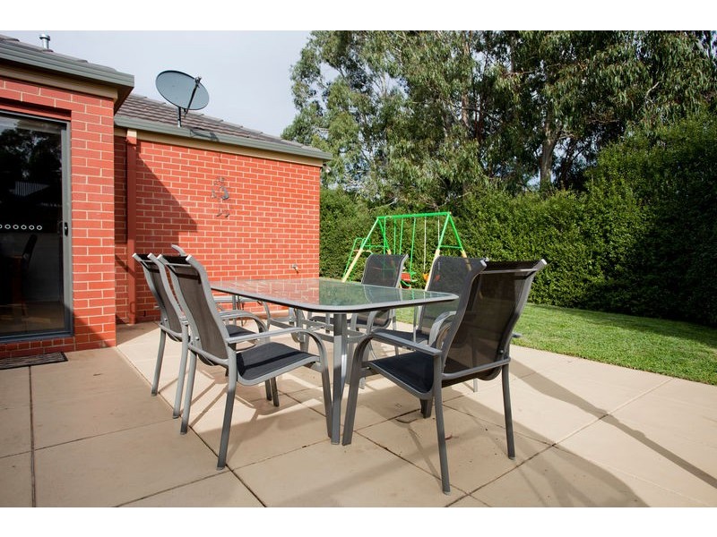 15 Grenoble Close, Spring Gully VIC 3550