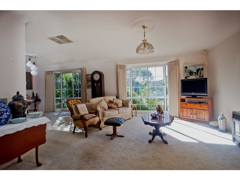 8 Sherwood Drive, Flora Hill VIC 3550