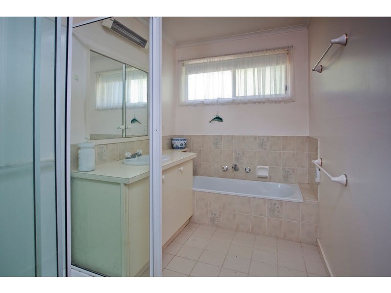 8 Sherwood Drive, Flora Hill VIC 3550