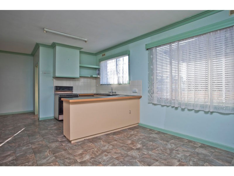 16 Longmore Street, Kangaroo Flat VIC 3555