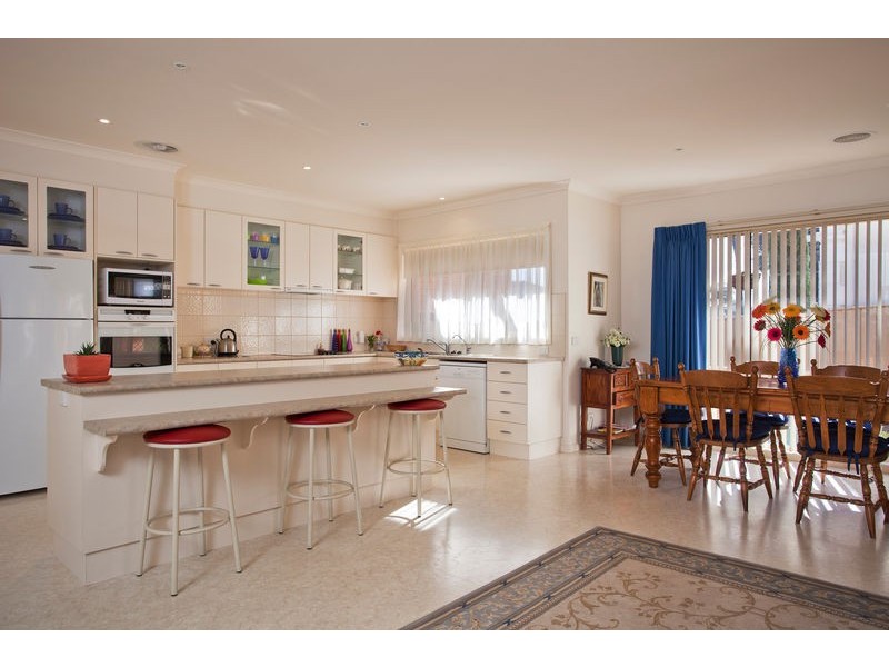 6 Devon Close, Strathdale VIC 3550