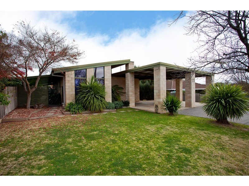 18 William Drive, Kangaroo Flat VIC 3555