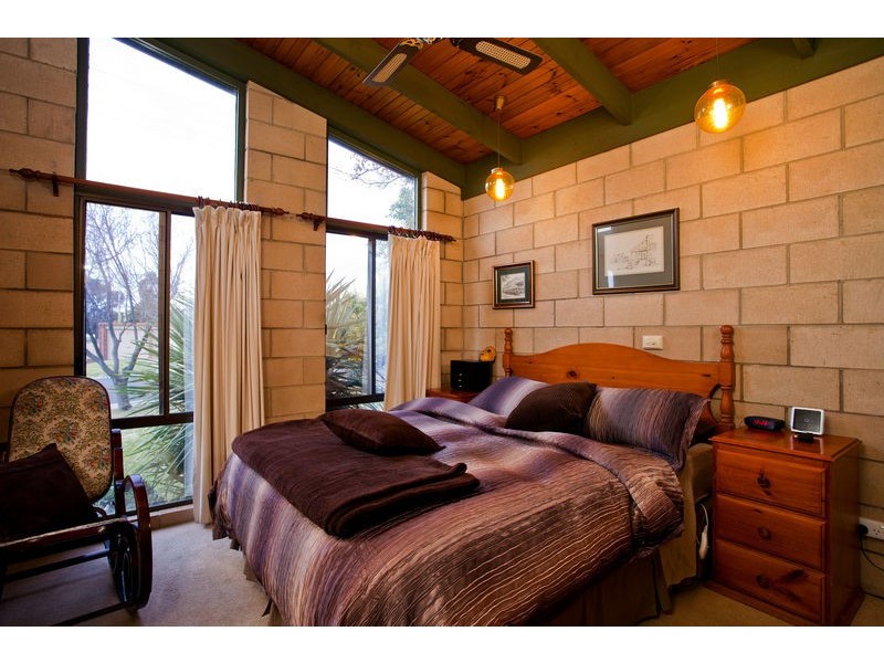 18 William Drive, Kangaroo Flat VIC 3555