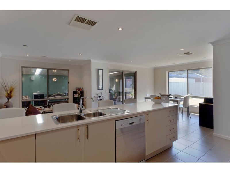 8 Huntingdale Avenue, Eaglehawk VIC 3556