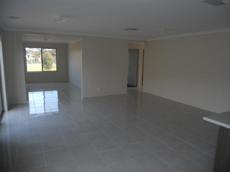 10 Klim Avenue, Kangaroo Flat VIC 3555